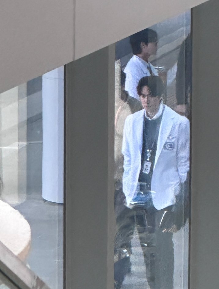 柳演錫新劇《謊言》路透曝光，穿白袍魅力依舊