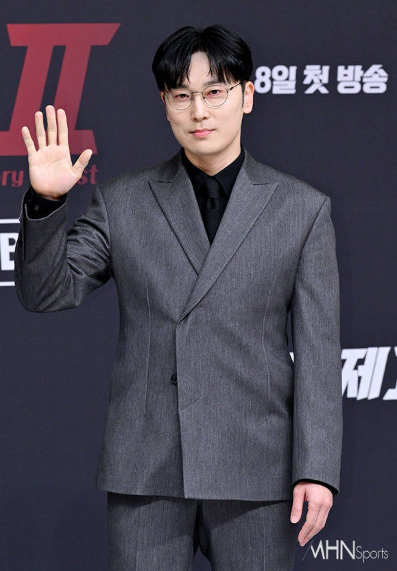 徐現宇飾演首爾地檢公安部檢察官，同時也是盧泰愚幕僚的「朴哲雄」