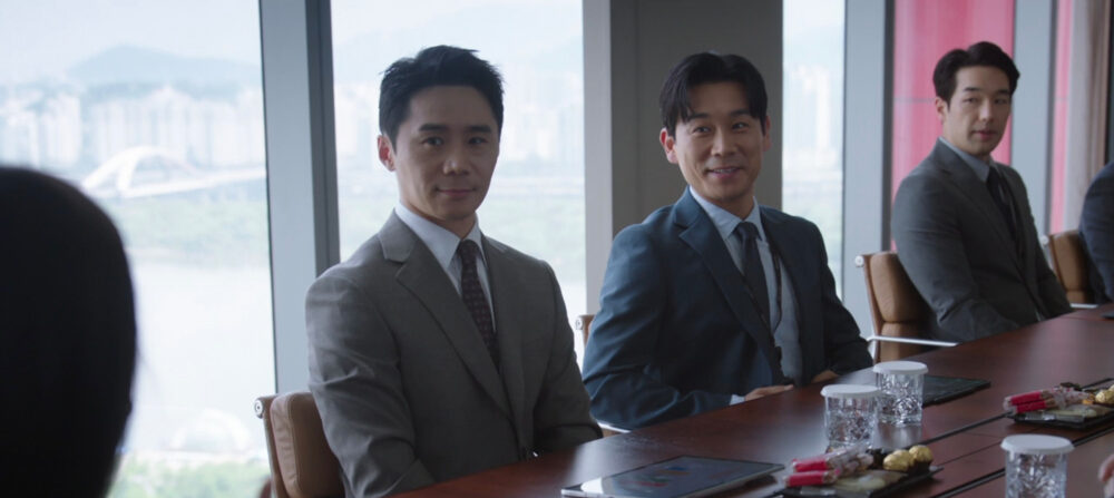 林徹洙(左)與金大坤(右)在《21世紀大君夫人》中飾演IU的下屬