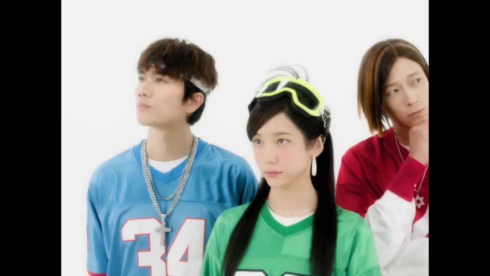 製作團隊找來曾創作〈KNOCK KNOCK〉、〈YES or YES〉，並與SHINee、IU、ITZY等合作過的JYP王牌作曲家沈恩智操刀