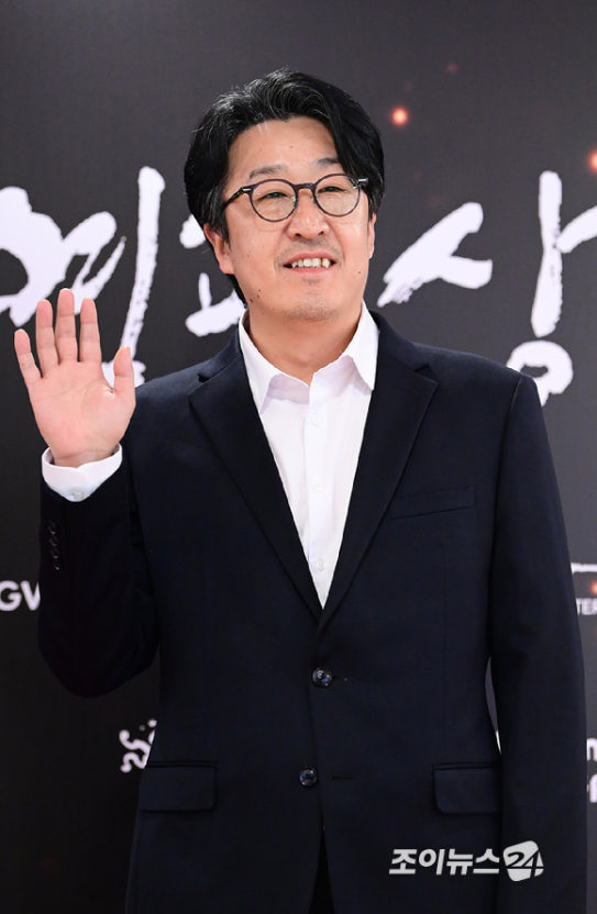 玄奉植飾演盧泰愚與全斗煥的同梯好友「鄭浩中」