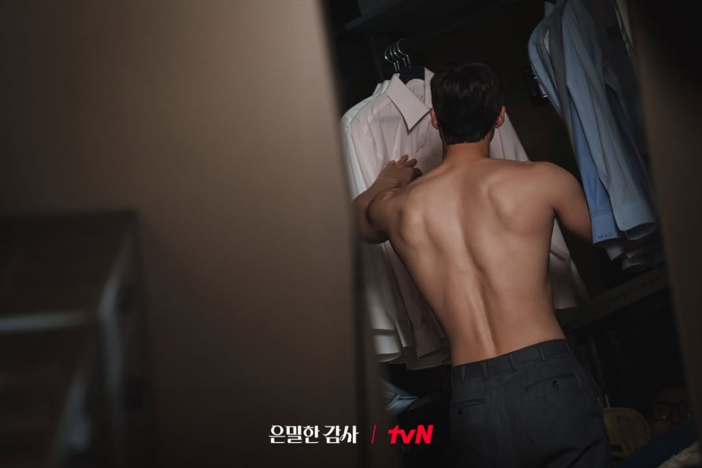 孔明《秘戀稽核中》西裝下藏超狂背肌