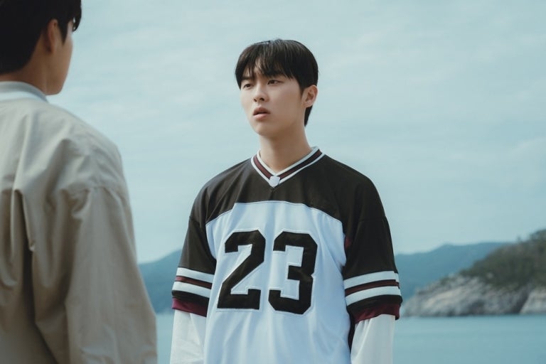 崔顯旭飾演曾是棒球選手的法律系一年級新生「韓太陽」