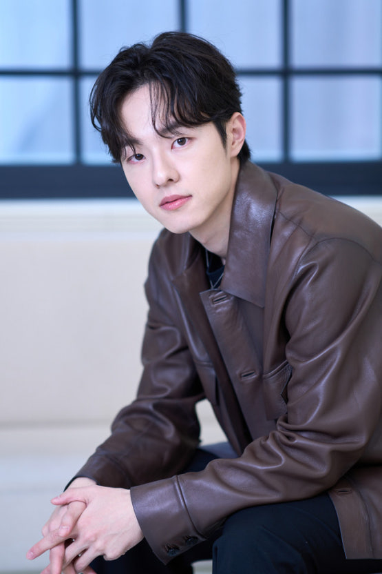 金東輝則飾演YouTube創作者「禹東錫」