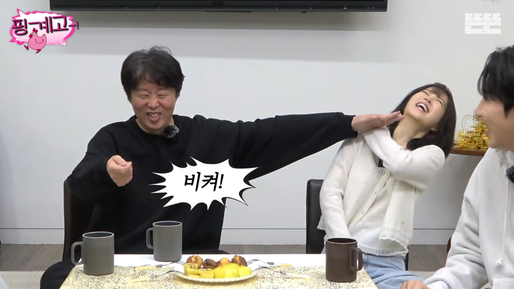 照片拍到的那一瞬間，其實是兩人在爭著買單