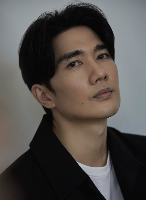 嚴泰九飾演「Triangle」Rapper擔當兼忙内「尚九」