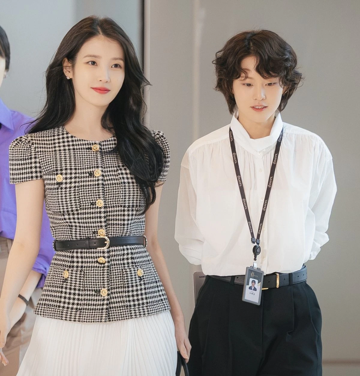 IU、李妍在《21世紀大君夫人》中飾演傲嬌女總裁與直腸子秘書