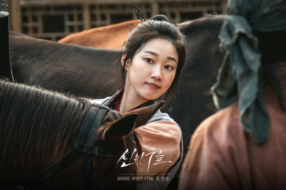 河允景飾演江華島市井酒館的老闆娘「乞承」