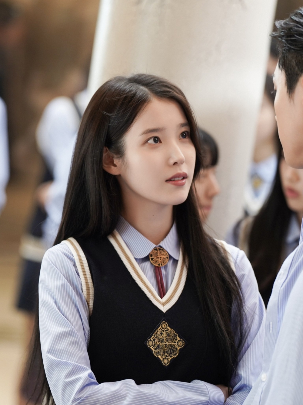 穿校服沒違和感！IU《21世紀大君夫人》演高中生超自然