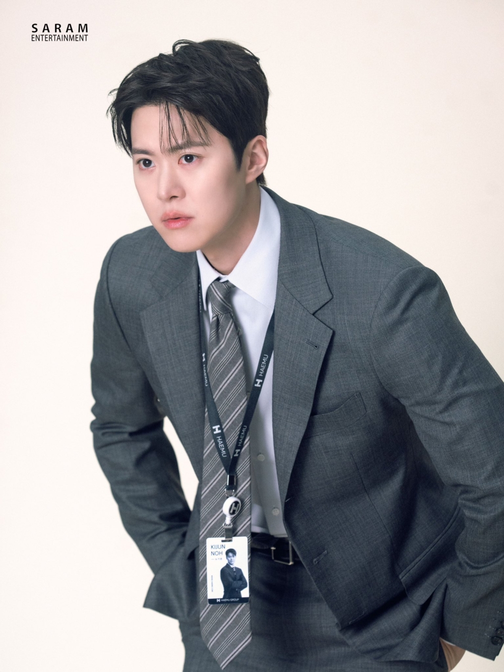 孔明這次在新劇中多以俐落正式的西裝造型登場