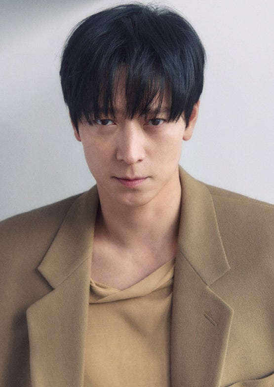 姜棟元飾演曾是「Triangle」的隊長兼領舞「現宇」