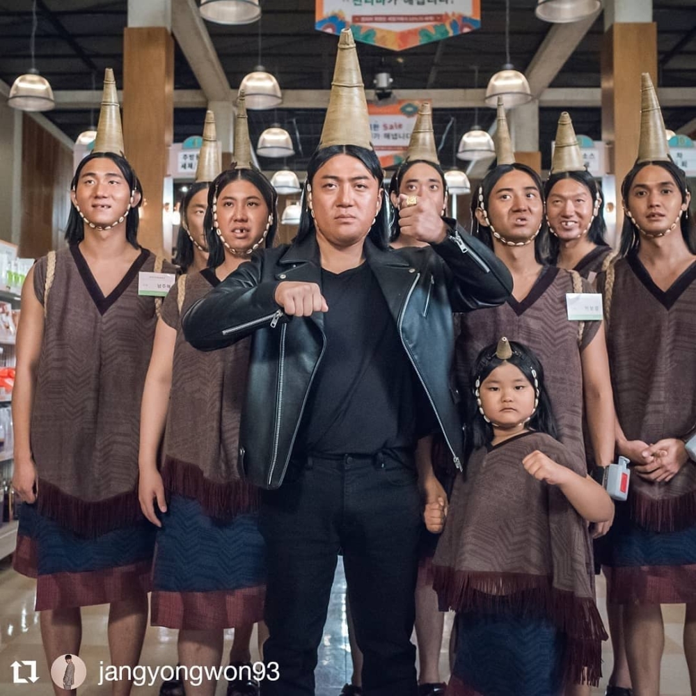 章溶元2019年出演《很便宜，千里馬超市》(左一)