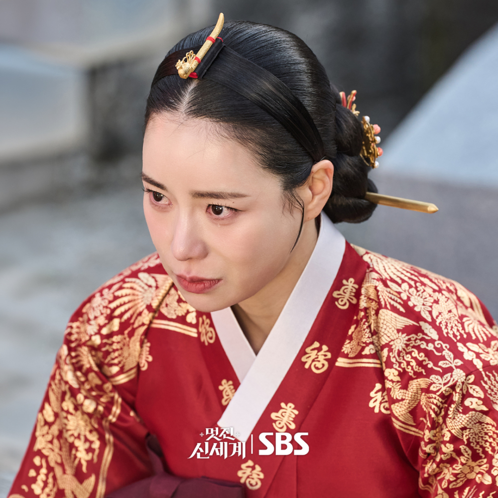 林智妍飾演穿越到21世紀的朝鮮惡女「申瑞莉／姜丹心」