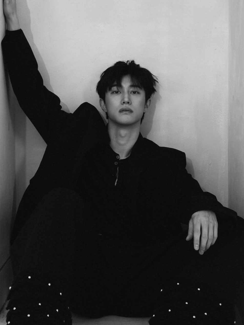 《淚之女王》郭東延簽約THEBLACKLABEL！與好友朴寶劍成同門，最新公式照帥翻～