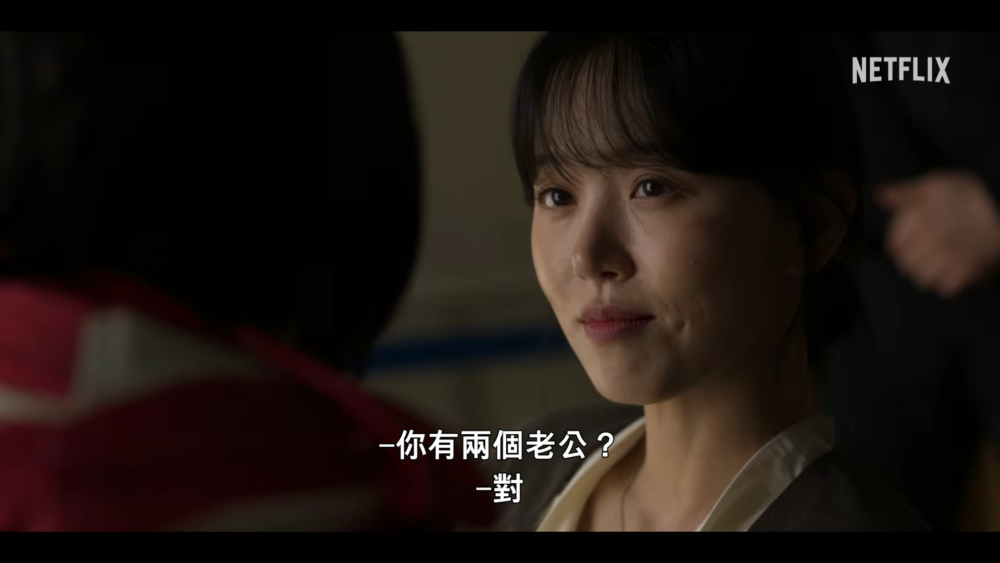 姜漢娜飾演遭綁架的妻子「信愛」