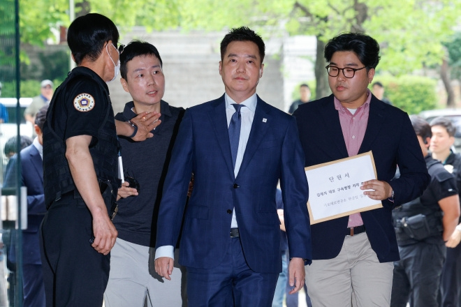法院對金世義下達拘留令