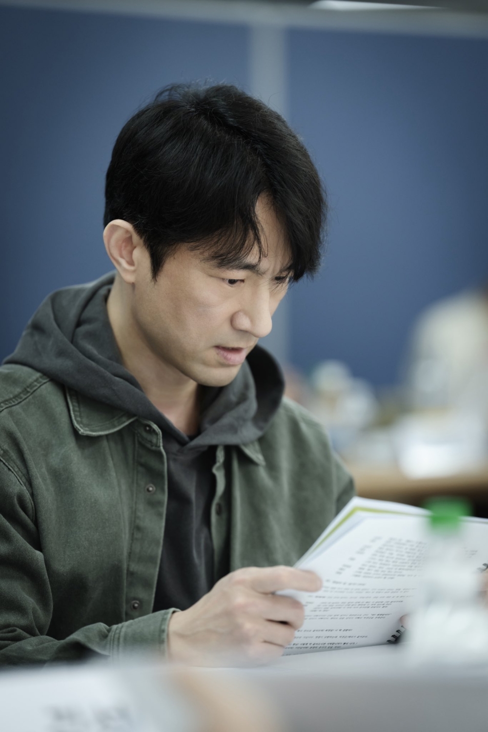 金炳哲飾演崔英一的同事「廉炳哲」
