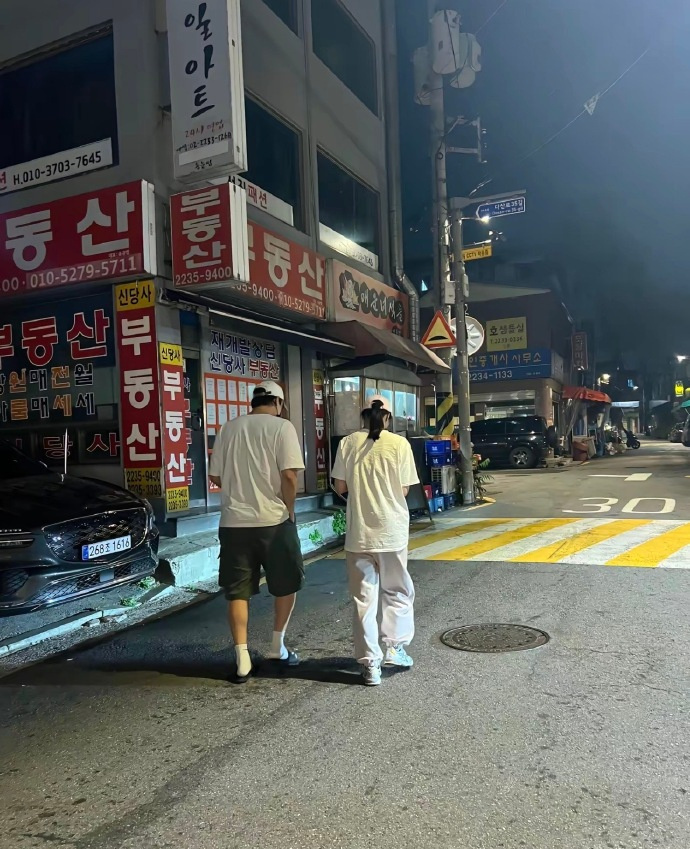 被網友偶遇一起逛街約會