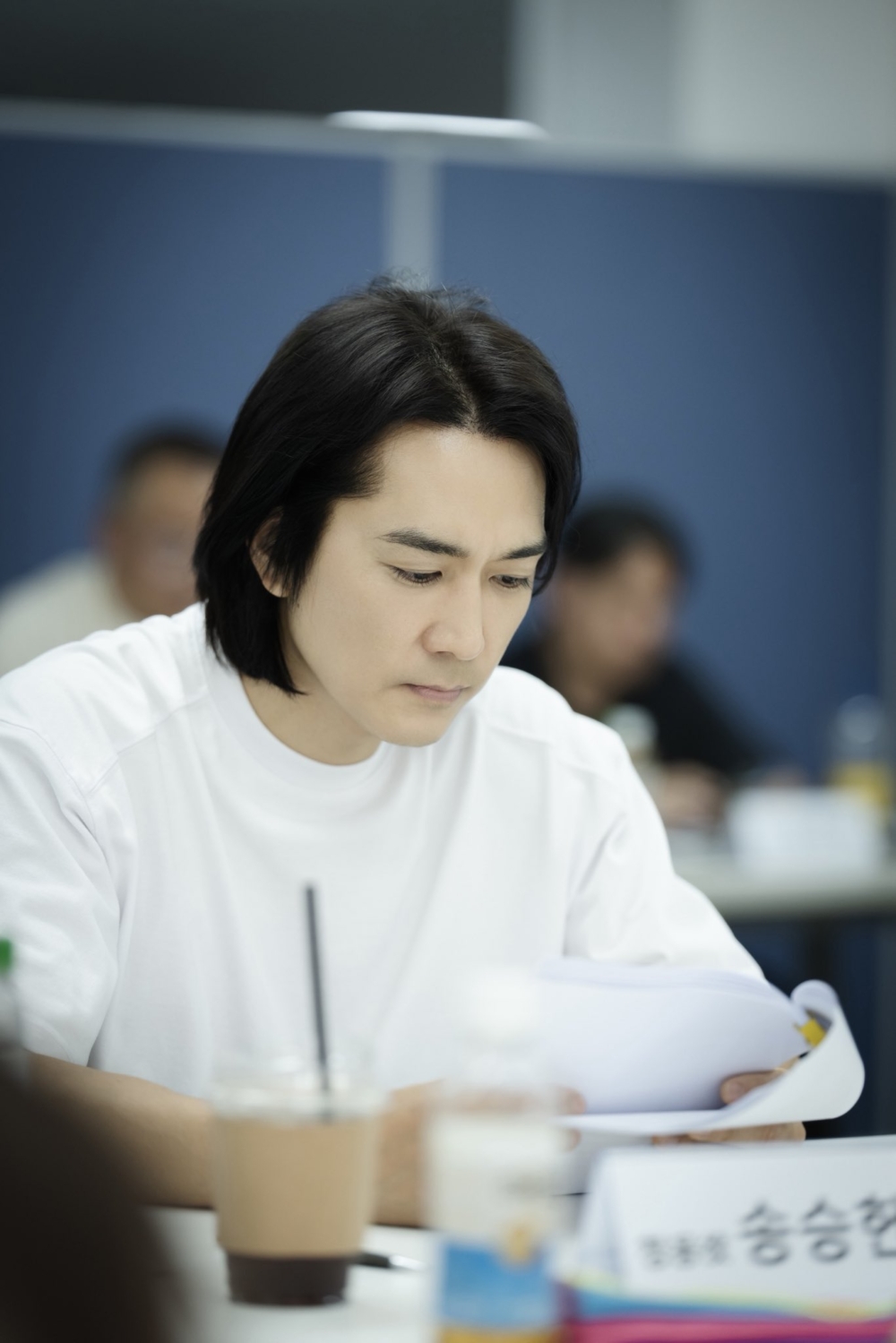 宋承憲飾演因某起事件從巔峰墜落的明星「韓清龍」