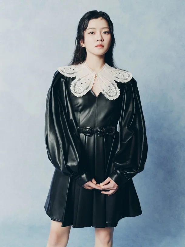 高我星則飾演秀雅與妹妹踏入神秘世界後，與她們相遇的關鍵人物「德姬」