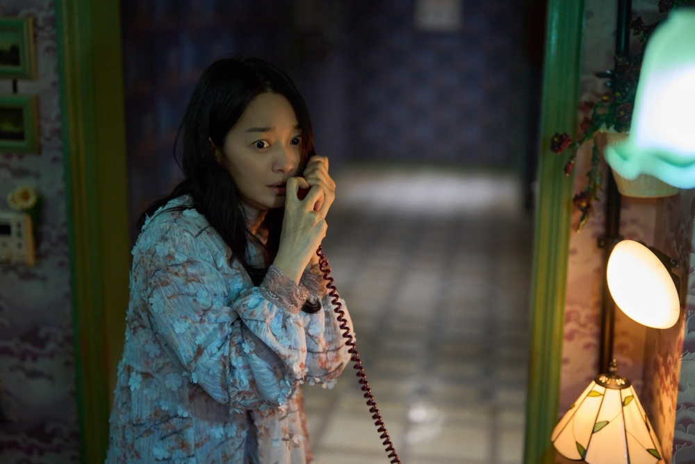 告別甜美！申敏兒婚後回歸作《瞳孔》6/24上映，分飾失明雙胞胎兩角大飆驚悚演技 