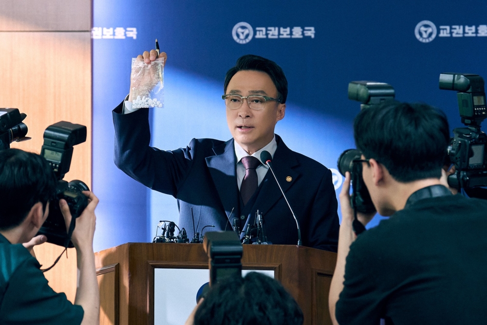 李星民飾演教育權保護局的創始人兼教育部部長 「崔江錫」