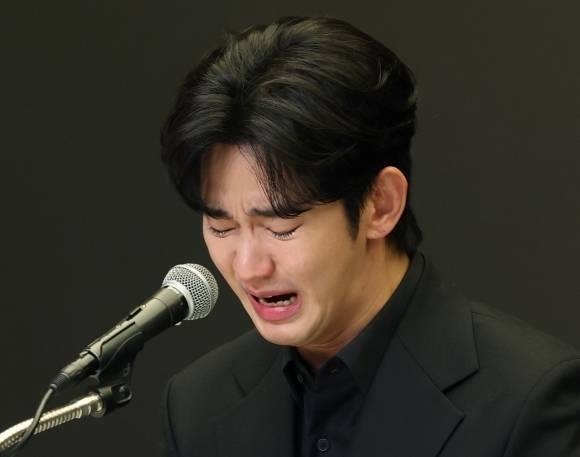 金秀賢曾在1年前的記者會上淚訴