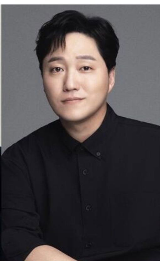 金大明飾演經營電腦補習班的「魯滿熙」