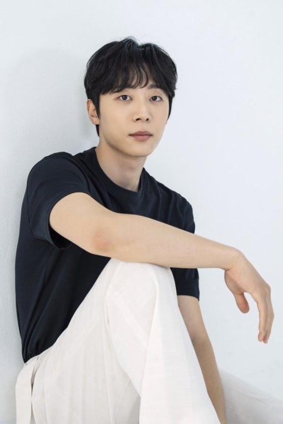 申譞洙飾演溫柔卻神祕的明星主廚  「姜熙秀」