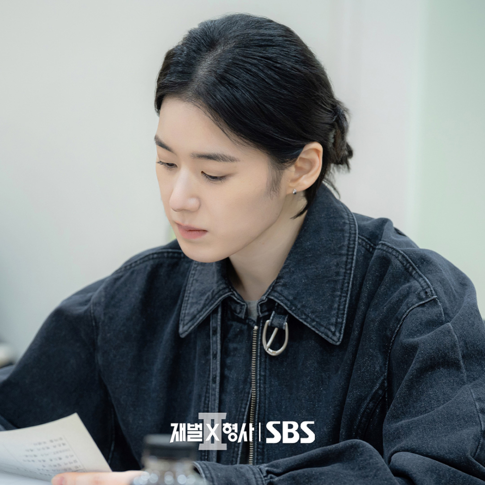 鄭恩彩則將接替朴智賢出演第二季女主角，飾演陳利手在警校時期的惡魔教官「朱惠拉」