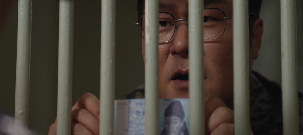 尹敬浩拿出千元鈔票回應