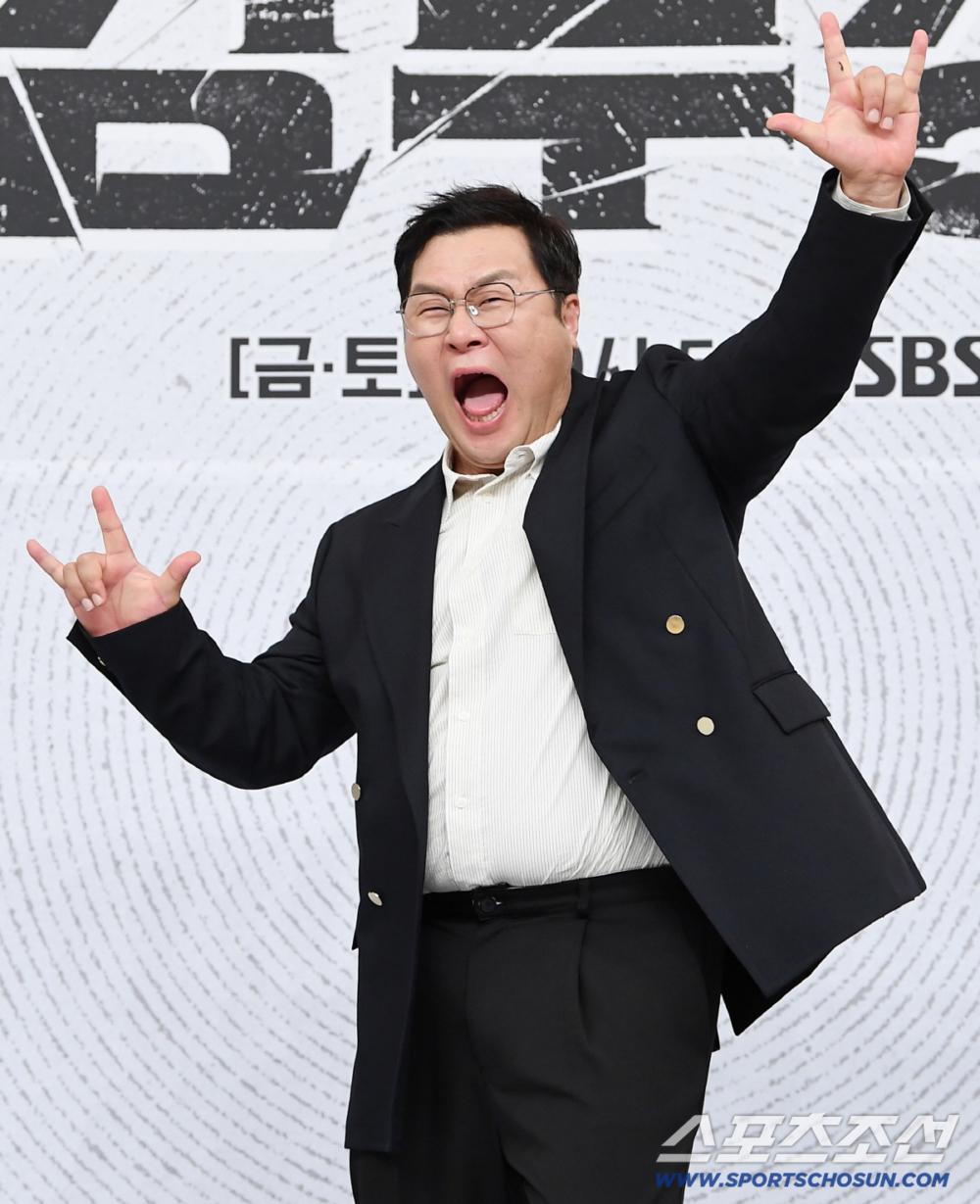 尹敬浩也收到了蘇志燮送的黃金紀念品