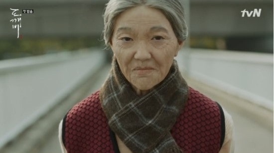 三神奶奶的特殊老妝相當繁複