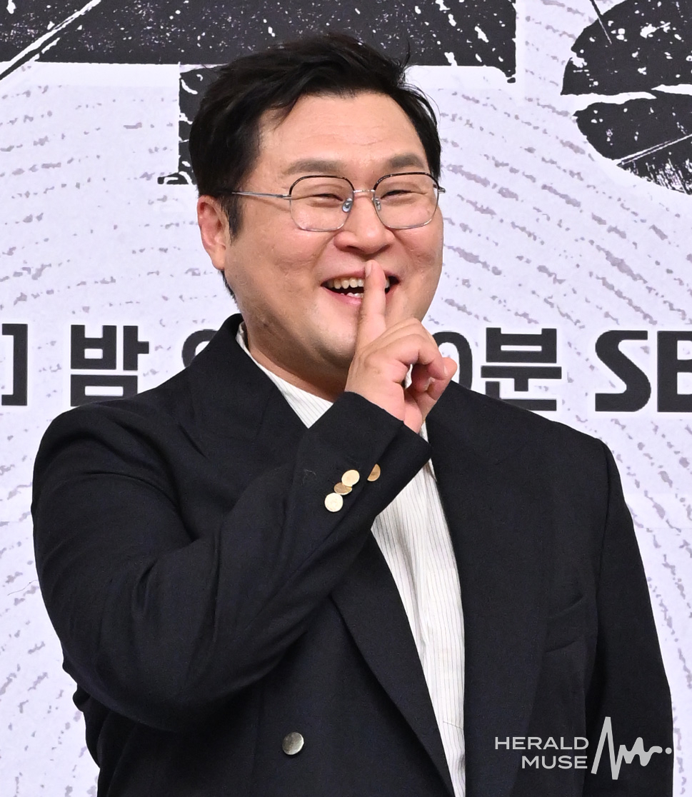尹敬浩先前在《金特務》製作發布會上立下收視公約，承諾收視率若突破13%，就「禁言13小時」