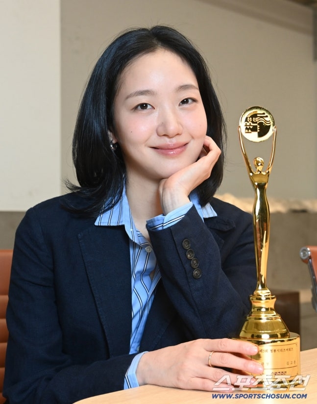 ：多虧了朋友李相二那誇張又真實的反應，讓我的獲獎瞬間變得更加有戲、更生動了，所以事後我還特別傳訊息謝謝他