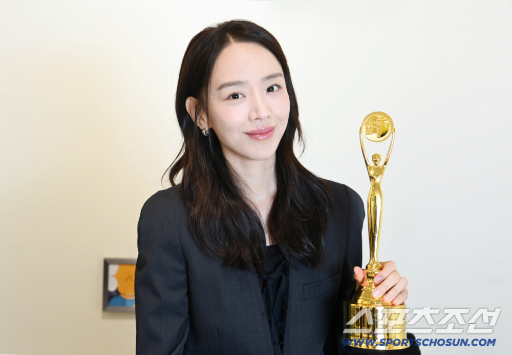 ：但不知道從什麼時候開始，這些稱讚反而變成了某種負擔