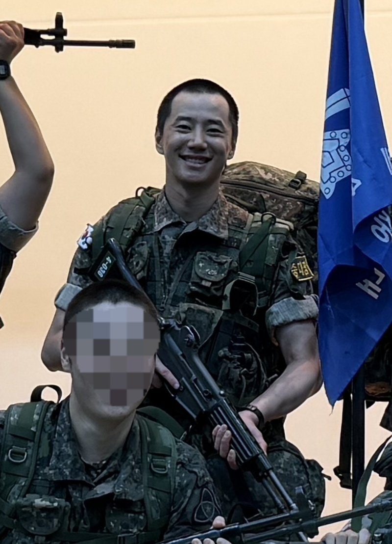 李濬榮入伍滿1個月！升任「中隊長」軍裝照曝光