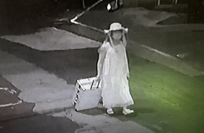 鄭某在案發後曾穿女裝偽裝成受害者