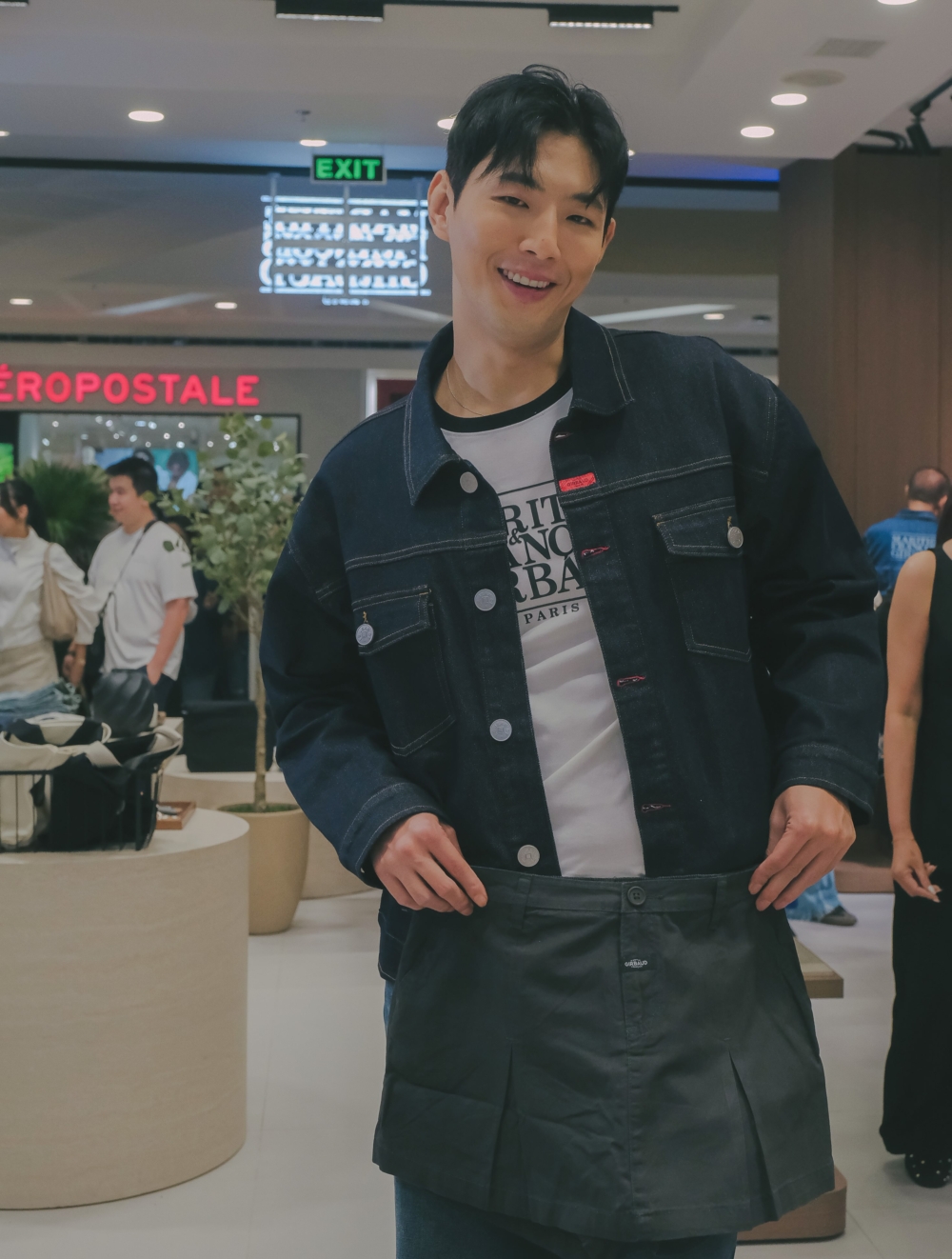 金志洙在海外出席品牌活動