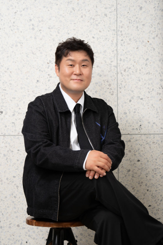尹敬浩飾演任勞任怨的萬年代理