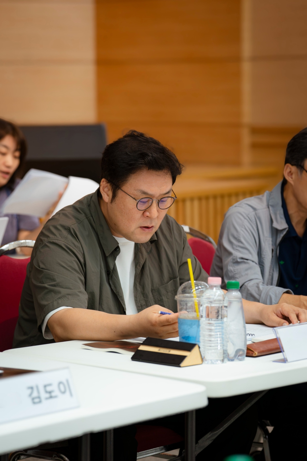 尹敬浩飾演與邪教徒同行的小偷兼走私掮客