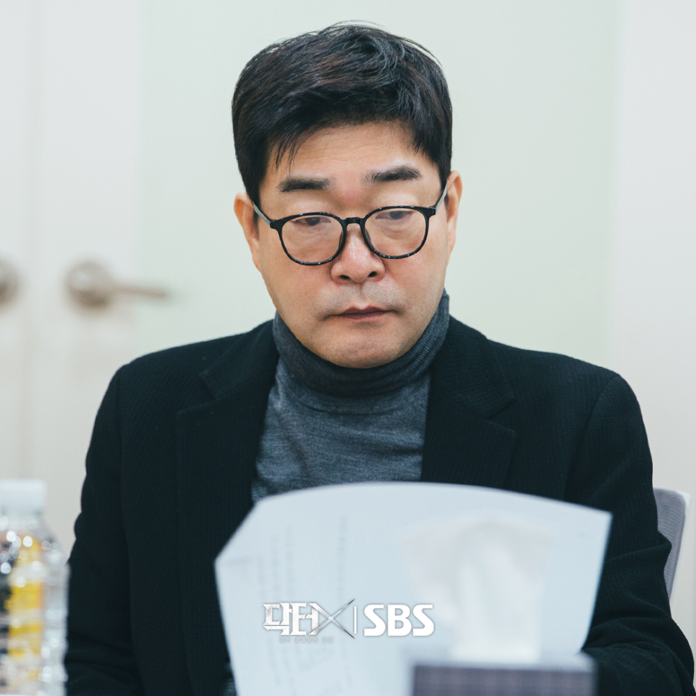 孫賢周飾演九瑞大學醫院分院院長「夫承權」