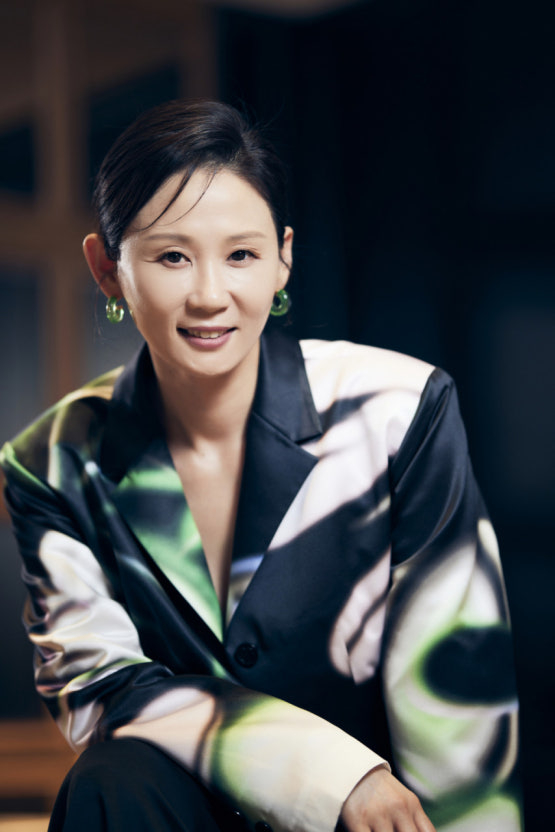 金善映飾演Noble Gold Castle婦女會會員「李浩英」
