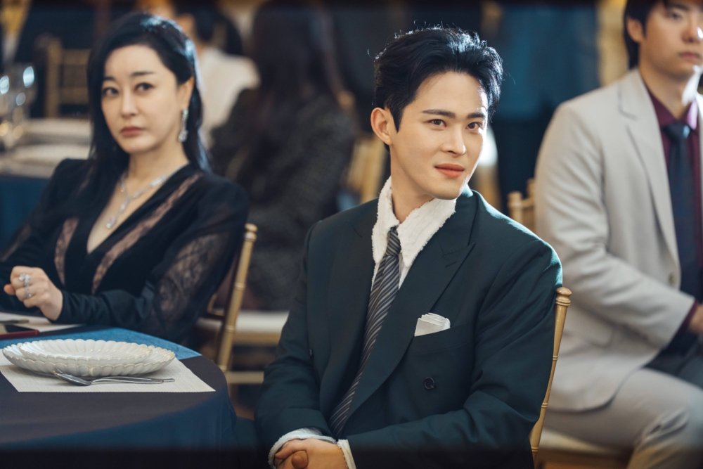 鄭宰光飾演「崔道允」