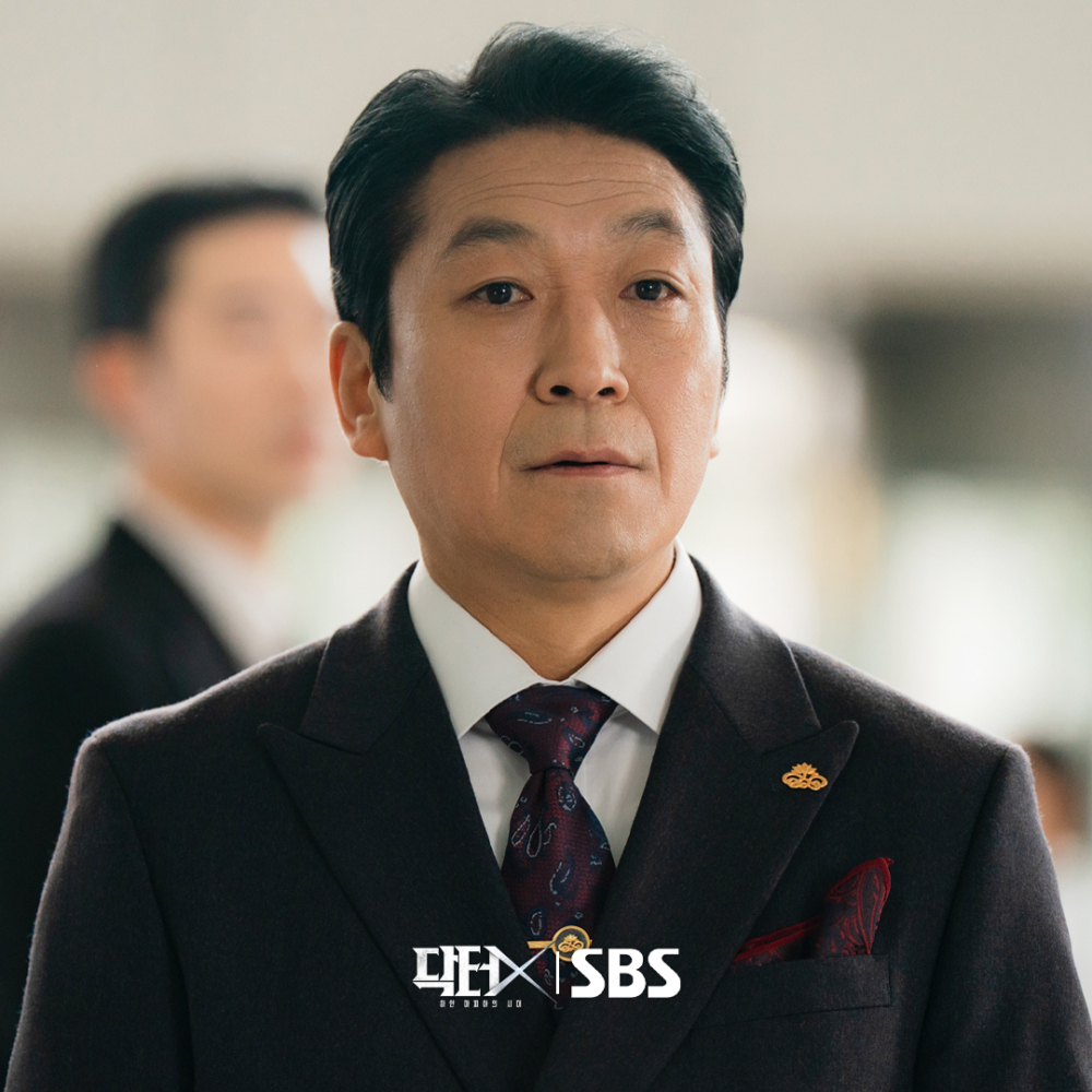 崔光一飾演九西大學醫院理事長，同時也是大學醫院核心勢力秘密組織「木蓮會」的首領「具本平」