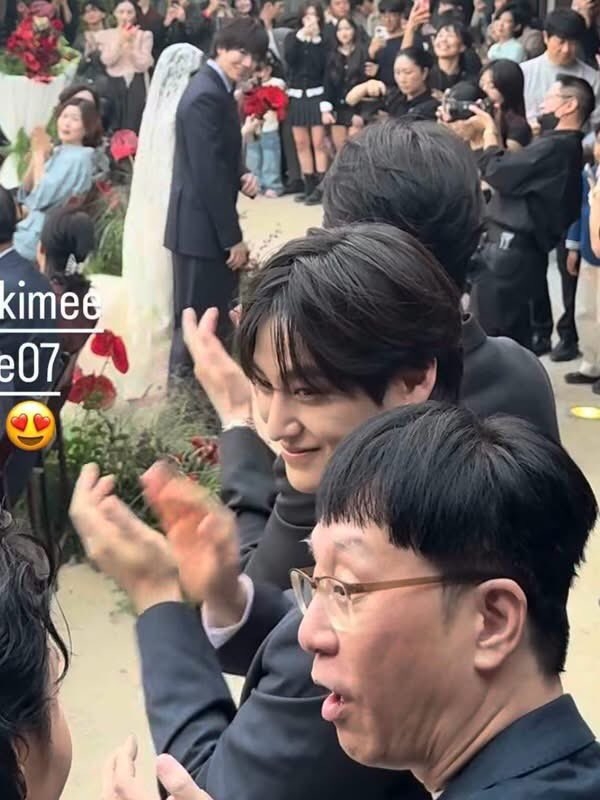 曾與金容智合作《九尾狐傳》的金汎也出席了婚禮