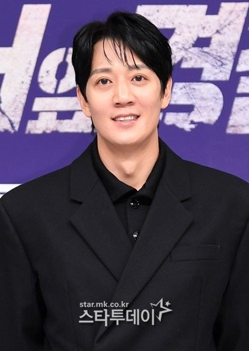 金來沅飾演出身二號捕手的投捕教練，同時也是人氣球團「Stars」的代理總教練「黃振浩」