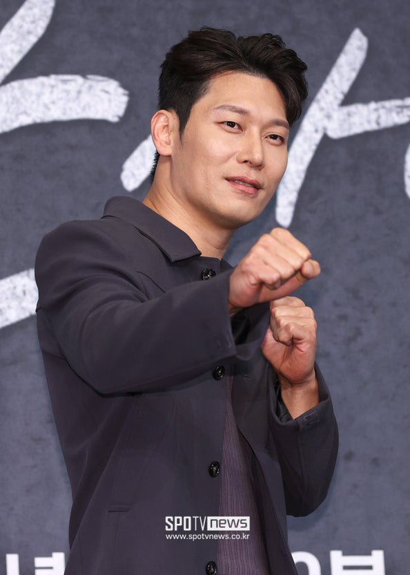 朴勳則飾演曾是人氣投手、如今擔任「Stars」投手教練的「趙東熙」
