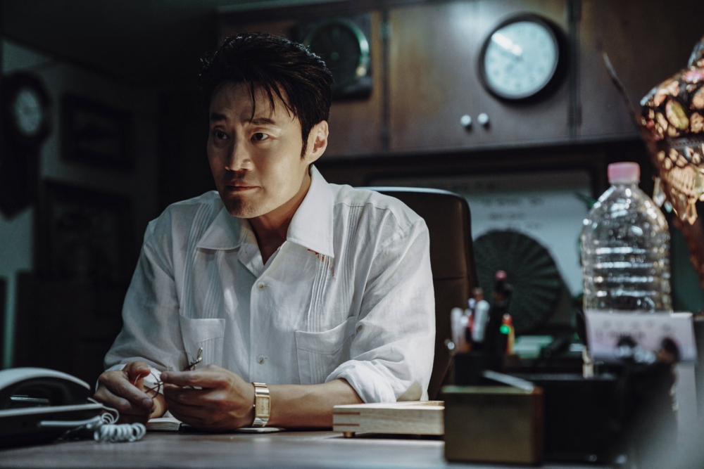 李熙俊飾演「蜘蛛人力」的神祕負責人