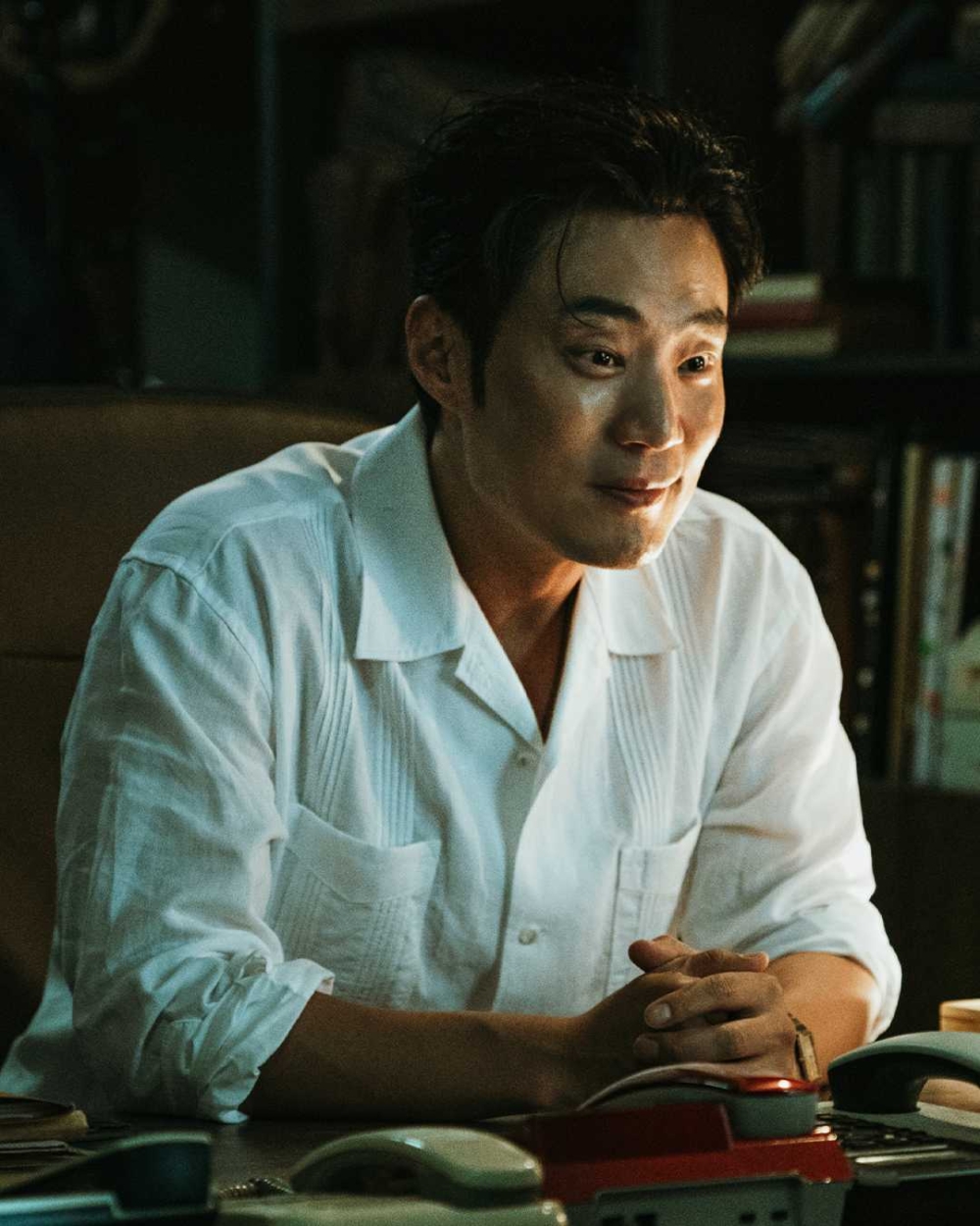 李熙俊飾演可疑人力仲介所「蜘蛛人力」的社長